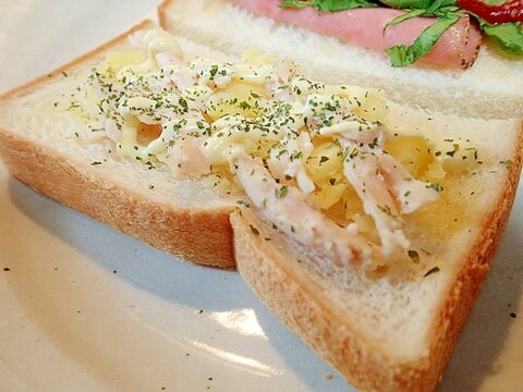 ポテトとサラダチキンのトースト